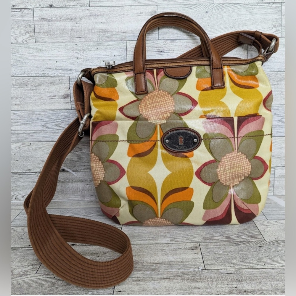 Vintage Fossil Key-Per floral coated canvas crossbody bag.